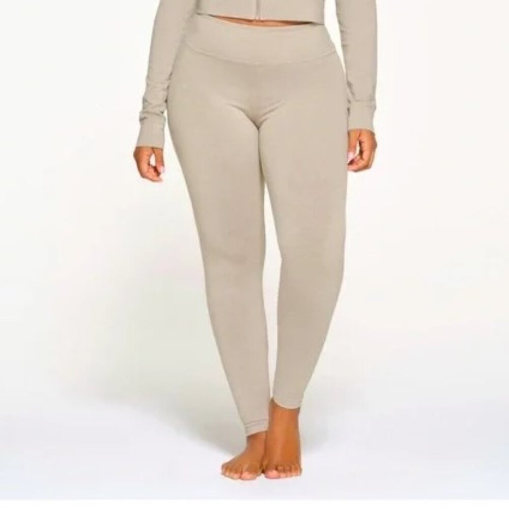 SKIMS Outdoor Legging STONE like new MEDIUM